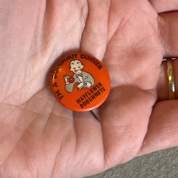 1940s MAYFLOWER DONUTS I'M A DOUGHNUT DUNKER 7/8" Celluloid Pinback - Picture 4 of 4